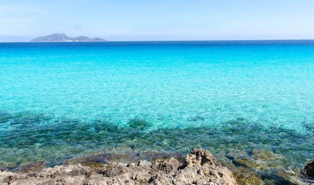 Le acque cristalline di Cala Rossa, una delle spiagge più famose di Favignana