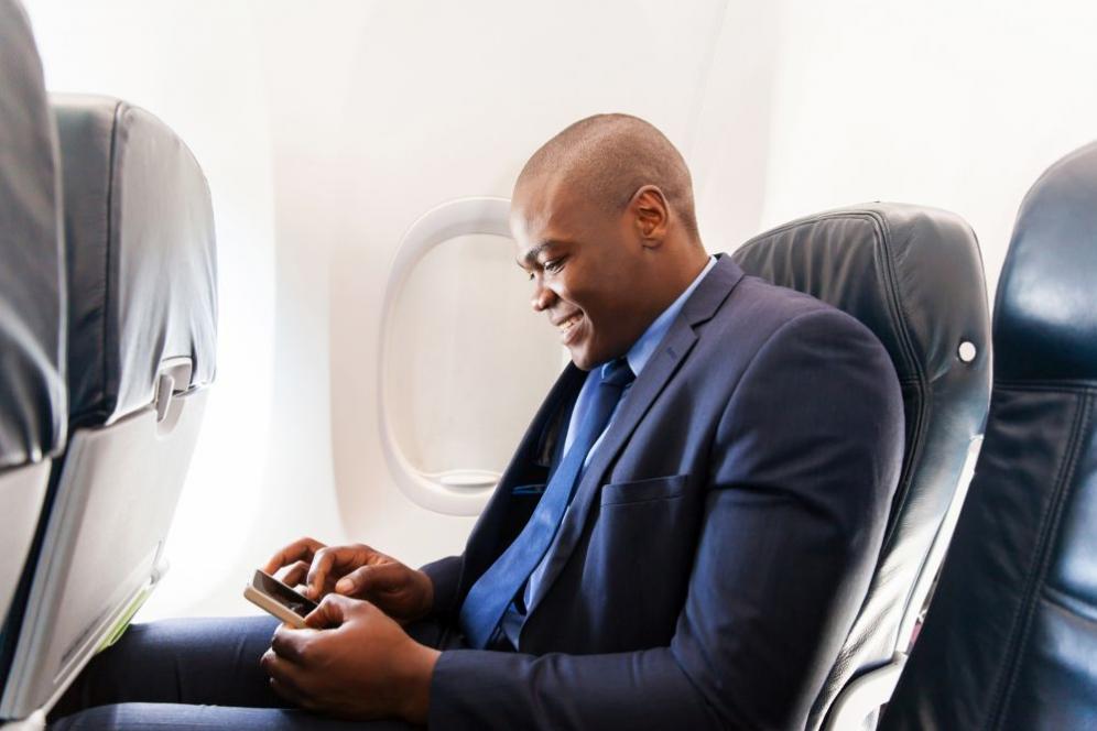Cosa succede se non spegni il telefono in aereo