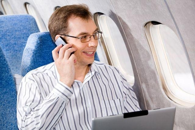 Telefonare in aereo durante le fasi di decollo e atterraggio interferiscono col segnale radio del pilota