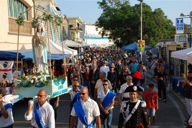 La processione in paese durante la Festa di Stella Maris