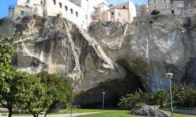 La grotta 'sotterranea' posta al di sotto del centro storico