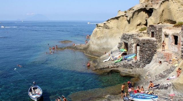 Le suggestive grotte saracene di Santa Marina di Salina