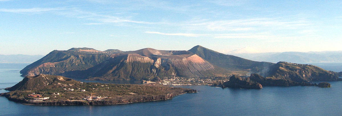 Isola di Vulcano nelle Eolie: cosa vedere, spiagge e come arrivare