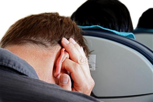 Mal d’orecchio in aereo: cosa fare e rimedi naturali
