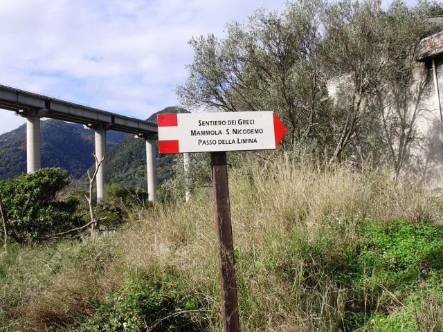 L'indicazione del Sentiero dei Greci, uno dei più begli itinerari del parco