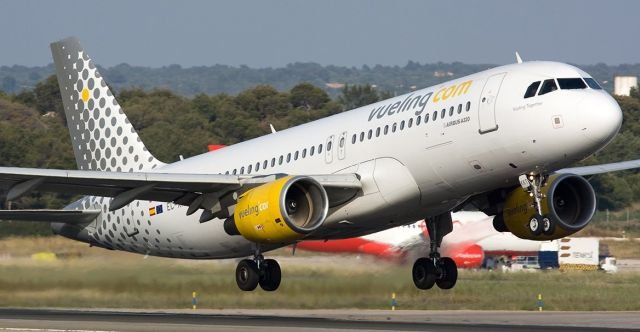 La partenza di un aereo della flotta della Vueling Airlines