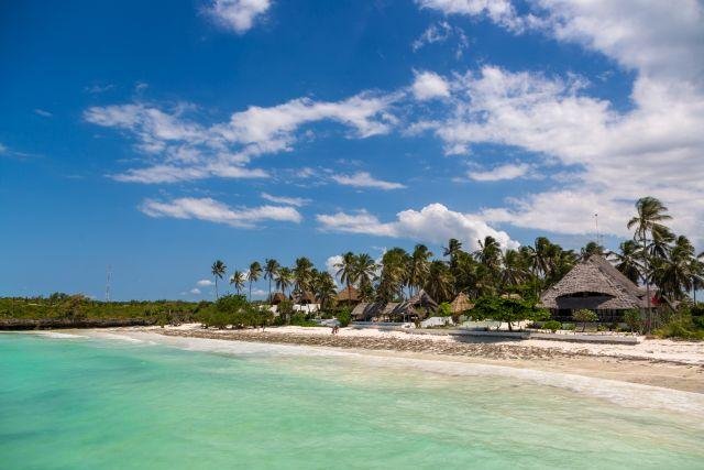 Il mare cristallino e la spiaggia bianchissima di Zanzibar, località della Tanzania perfetta per la vostra vacanza da single