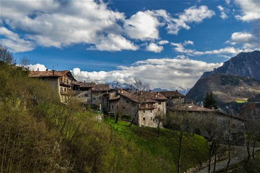 Il borgo medievale di Canale di Tenno, comune in provincia di Trento