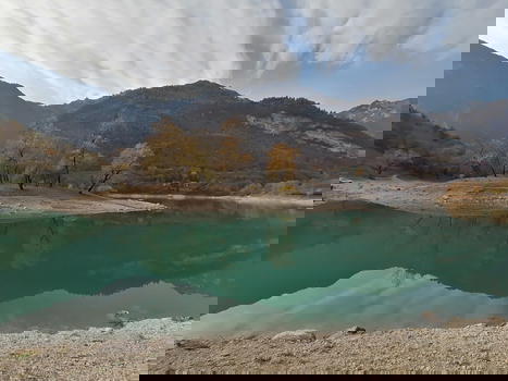 Il Lago di Tenno: un angolo segreto del Trentino, tra natura e magia