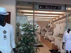 Negozio con abbigliamento tutto bianco a Sirmione (Brescia)