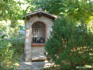 Piccola cappella in giardino