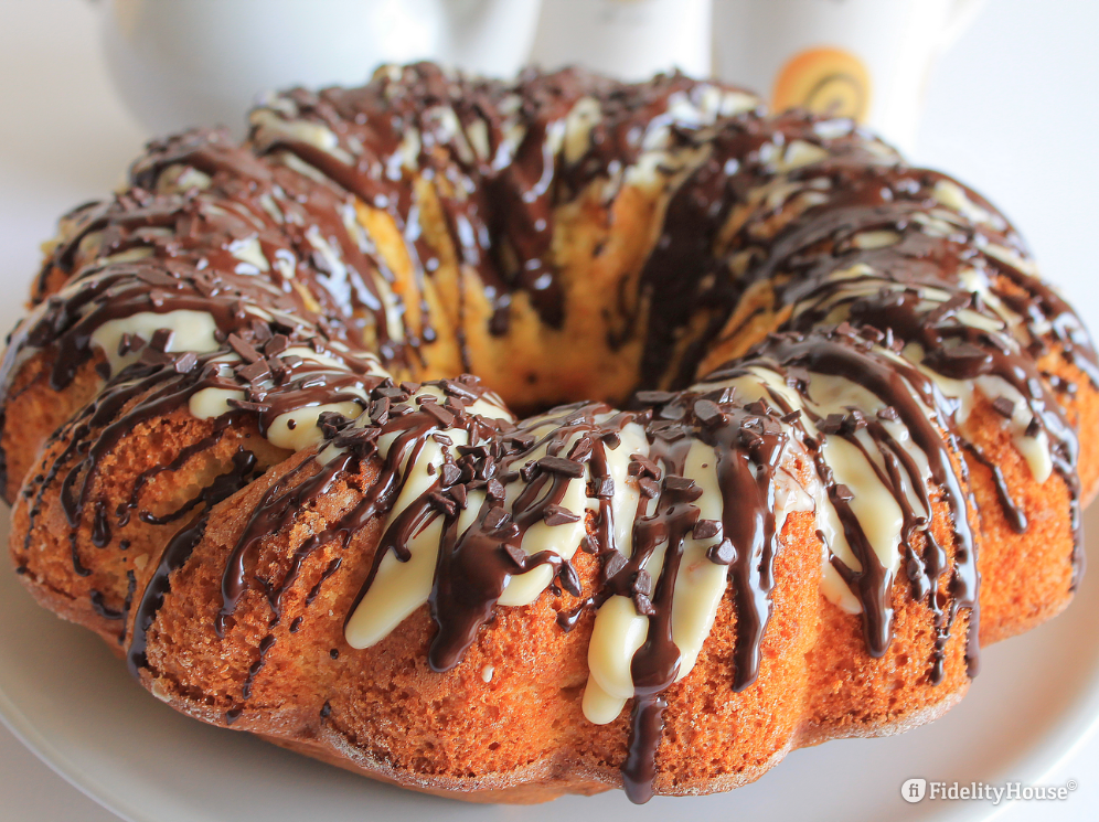 Ciambellone all'arancia ricoperto di cioccolato bianco e ...