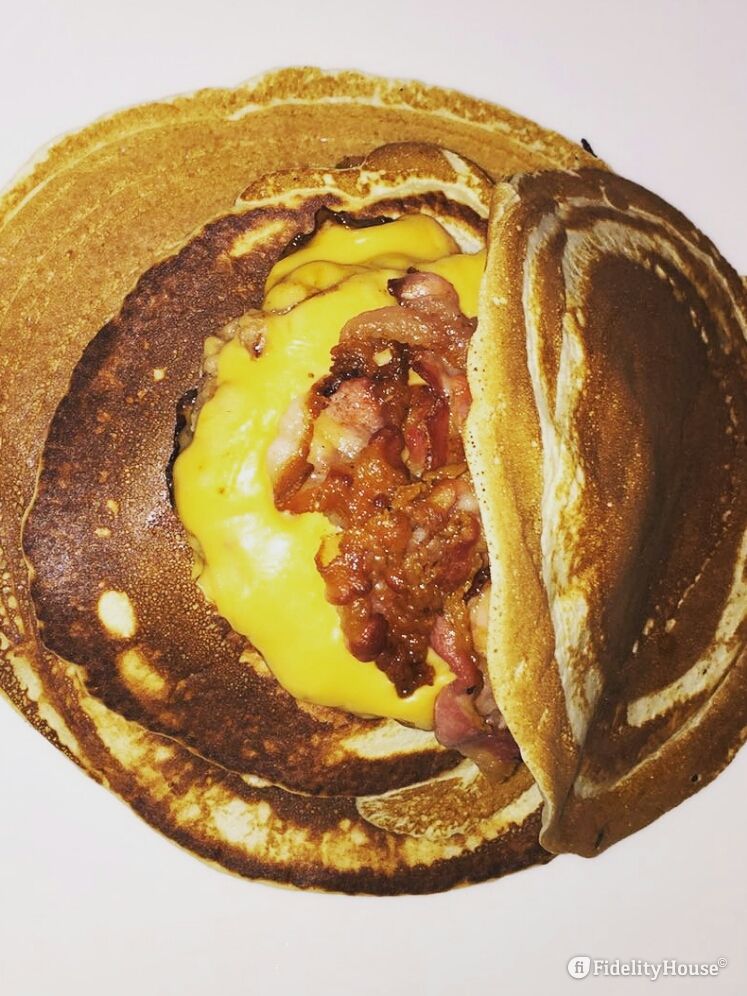 Pancake con hamburger, bacon e cheddar - Fidelity Foto