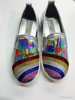 Scarpe da bambina firmate Stella McCartney con glitter ed arcobaleni