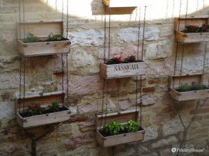 Parete decorata con vasi a Spello in Umbria