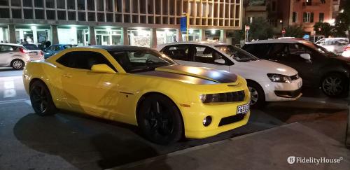 Chevrolet Camaro gialla a strisce nere