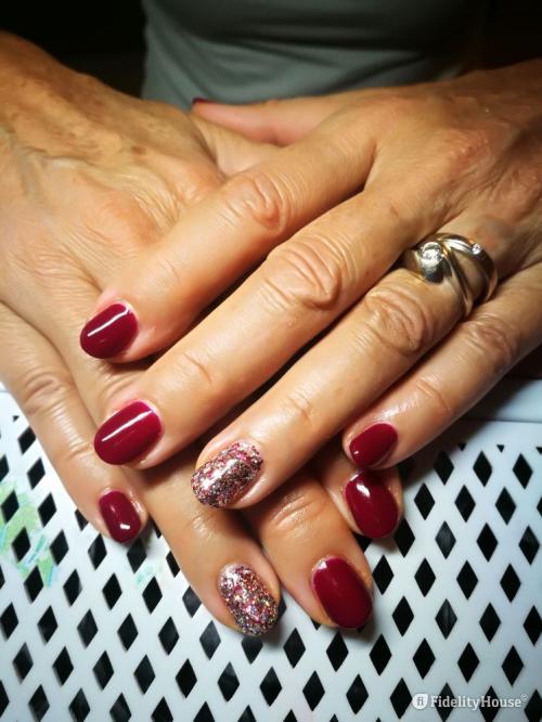 Unghie gel color vinaccio, anulari con glitter