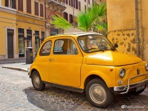 Una Fiat 500 gialla per le vie di Roma