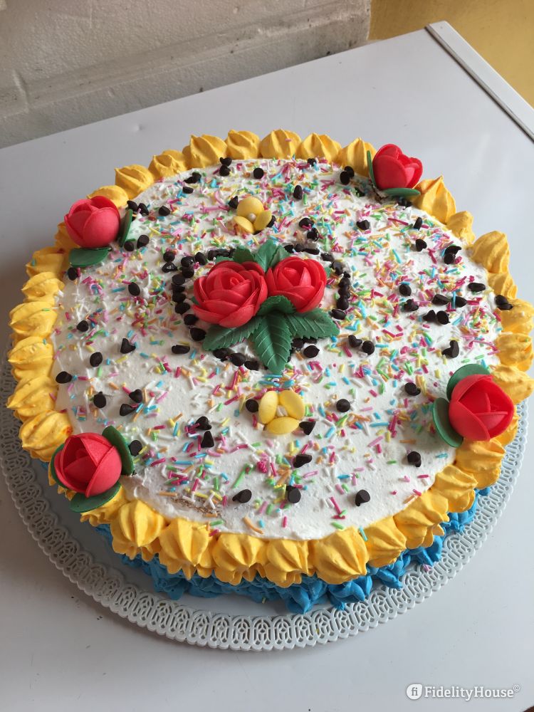 Torta di compleanno ricoperta di panna e farcita con crema ...