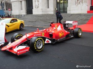 Ferrari da Formula Uno davanti alla Borsa di Milano