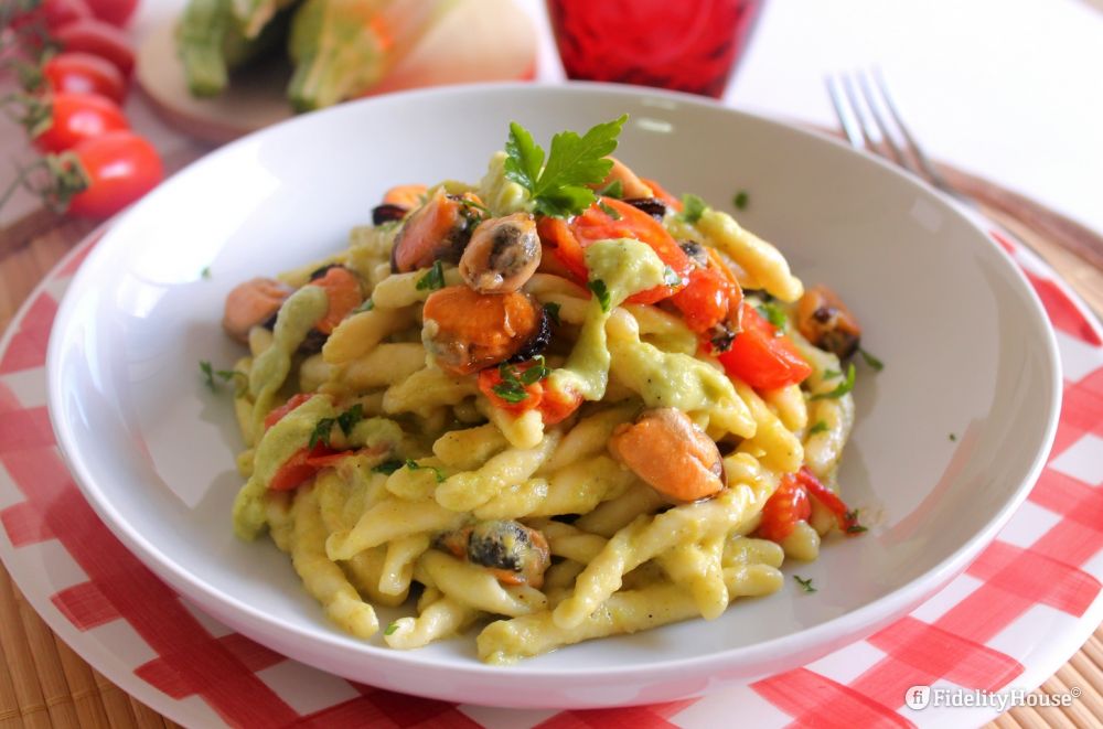 Pasta fresca con crema di zucchine, cozze e pomodorini Fidelity Foto