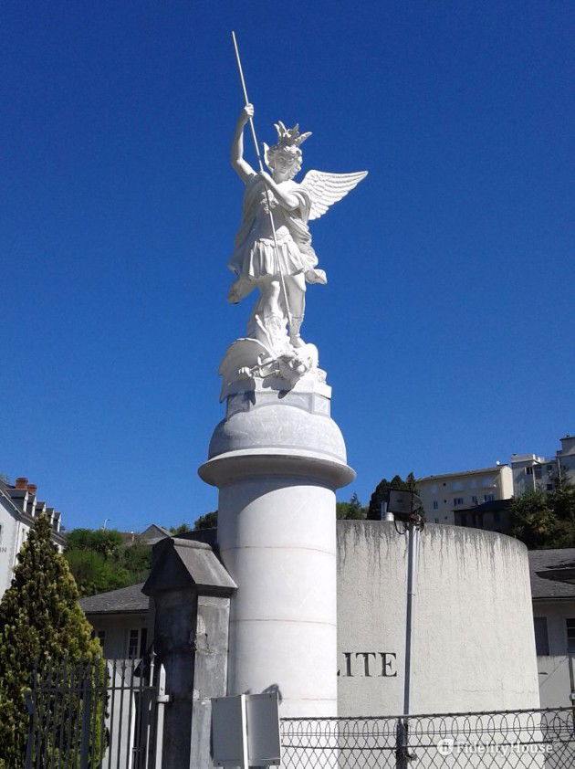 Statua Roma San Michele Arcangelo : La Statua Di San Michele Arcangelo Parrocchia San Michele Trentola Facebook : Statua di san michele arcangelo.