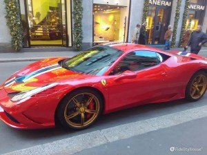 Ferrari rosso fuoco in via Montenapoleone a Milano