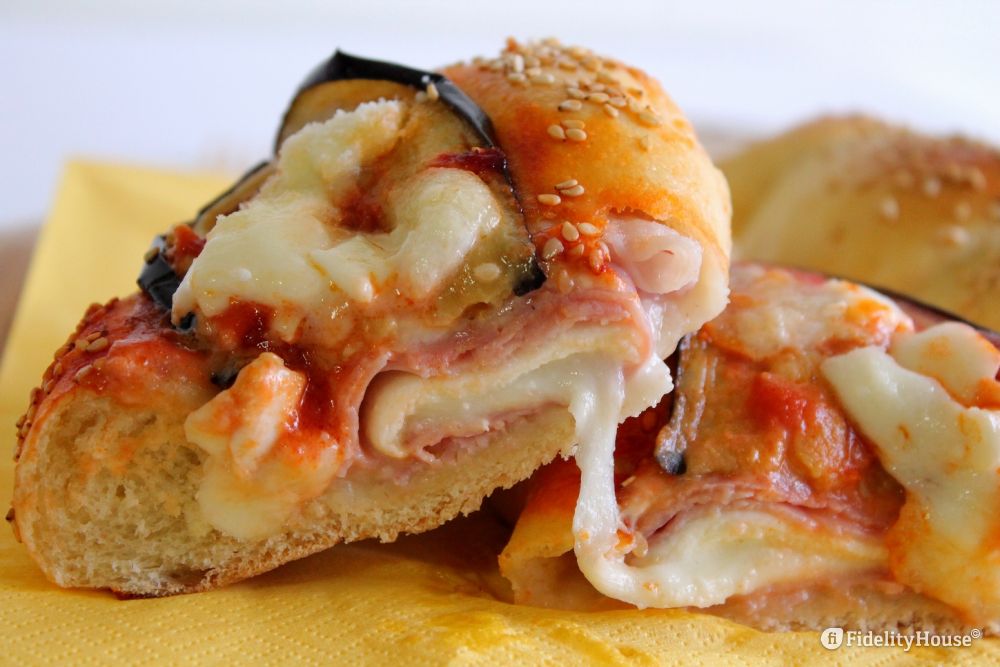 Calzone Al Forno Con Melanzane Fritte Prosciutto Cotto E Mozzarella Fidelity Foto