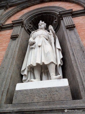Statua di Carlo d’Angiò, presso il Palazzo Reale di Napoli