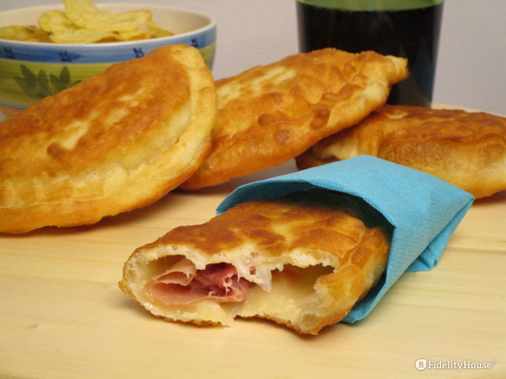 Panzerotto fritto con prosciutto crudo e scamorza Fidelity Foto