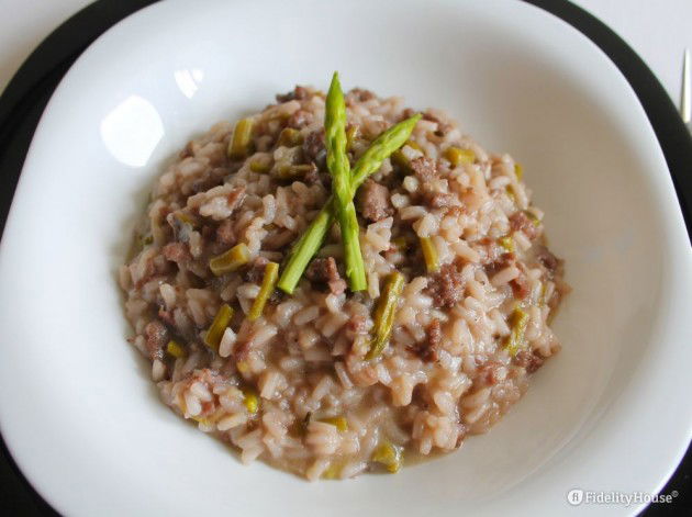 Risotto al vino rosso con asparagi selvatici e salsiccia ...