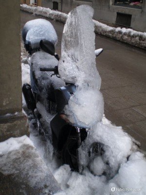 Un motorino ghiacciato sulle strade di Bologna