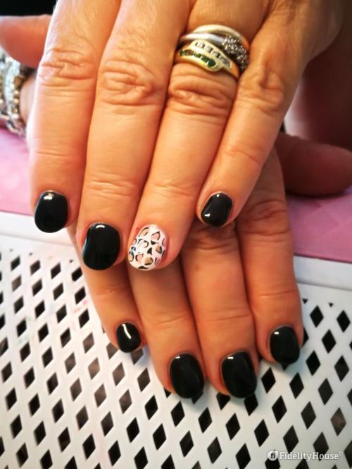 Unghie in gel nero velluto,con decorazione anulare