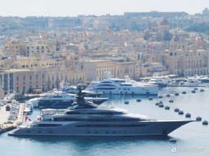 Mega yacht al porto di Malta