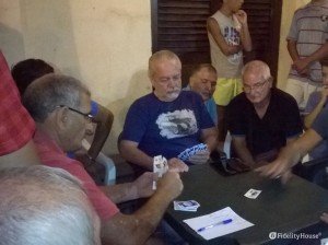 Patron De Laurentiis che gioca a carte con i cittadini di Cetara
