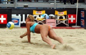 Maurizia Cacciatori in tuffo a beach volley