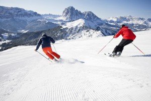 Due sciatori si sfidano in pista